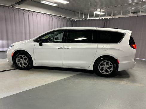 Used 2024 Chrysler Pacifica Limited image 4