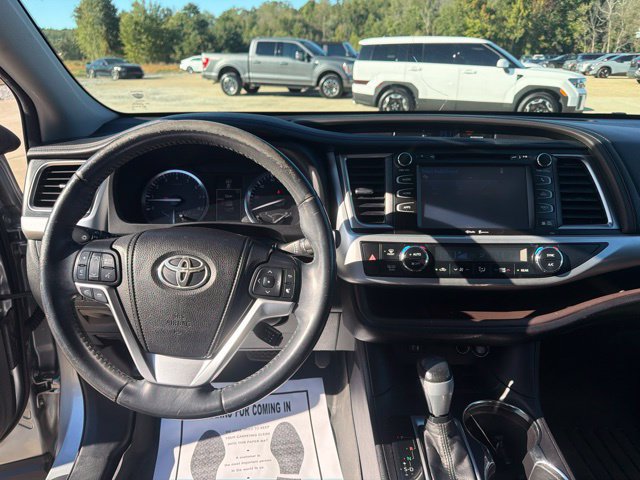 Used 2014 Toyota Highlander XLE FWD image 12