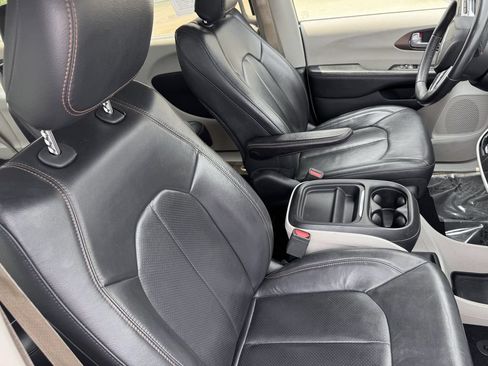 Used 2018 Chrysler Pacifica Touring-L FWD image 28