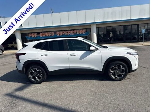 Used 2025 Chevrolet Trax LT w/ Driver Confidence Package FWD image 2