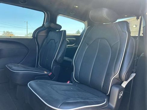 Used 2026 Chrysler Pacifica Limited FWD image 16