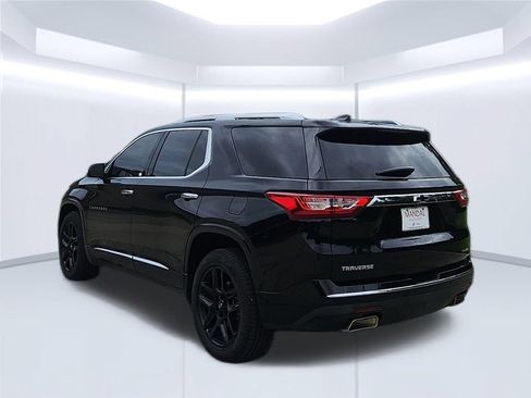 Used 2021 Chevrolet Traverse Premier w/ LPO, Black Accent Package FWD image 7