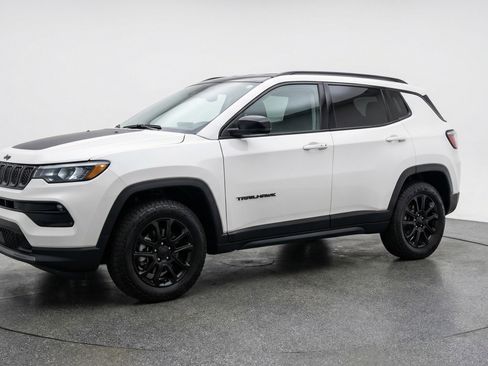 Used 2025 Jeep Compass Trailhawk AWD/4WD image 3