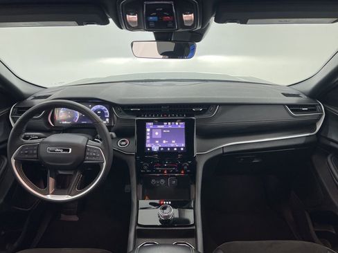 Used 2025 Jeep Grand Cherokee Altitude image 18