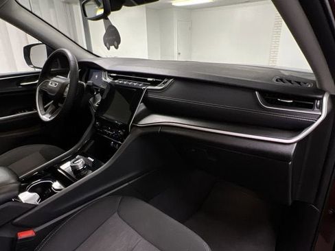 Used 2023 Jeep Grand Cherokee Laredo image 28