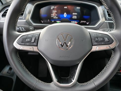 Used 2024 Volkswagen Tiguan SE image 25