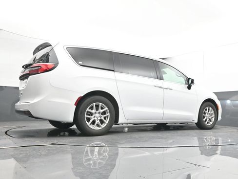 Used 2025 Chrysler Pacifica Select FWD image 37