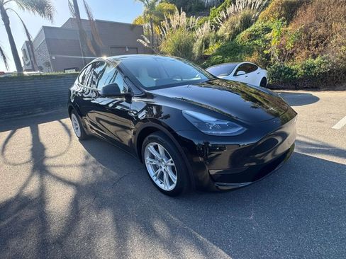 Used 2024 Tesla Model Y Long Range AWD/4WD image 9