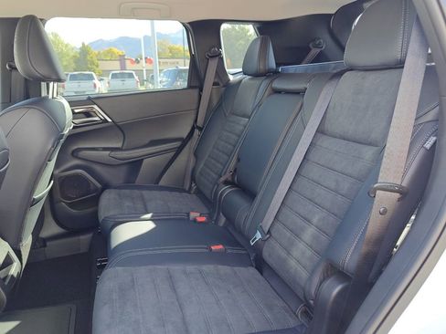 New 2025 Mitsubishi Outlander SE image 24