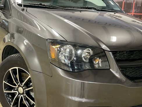 Used 2016 Dodge Grand Caravan SXT FWD image 10