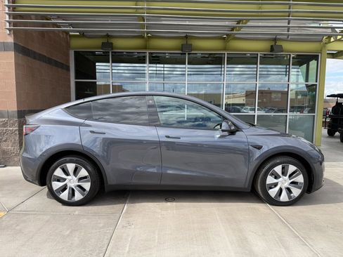 Used 2023 Tesla Model Y Long Range image 9