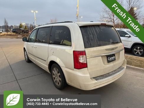 Used 2013 Chrysler Town & Country Touring image 6