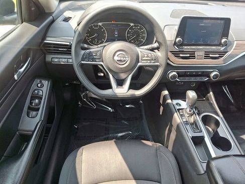 Used 2024 Nissan Altima 2.5 SV FWD image 11