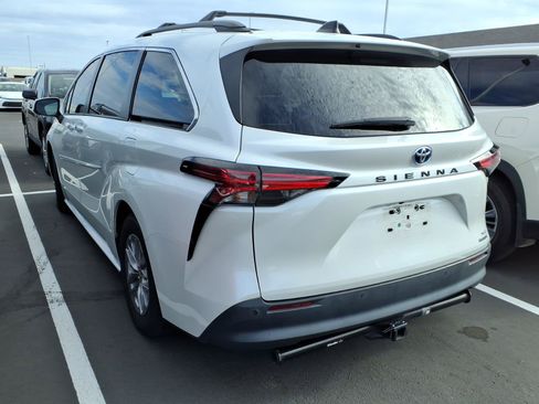 Used 2022 Toyota Sienna XLE w/ XLE Plus Package FWD image 3
