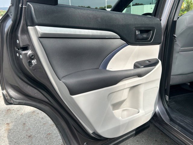 Used 2019 Toyota Highlander LE AWD/4WD image 24