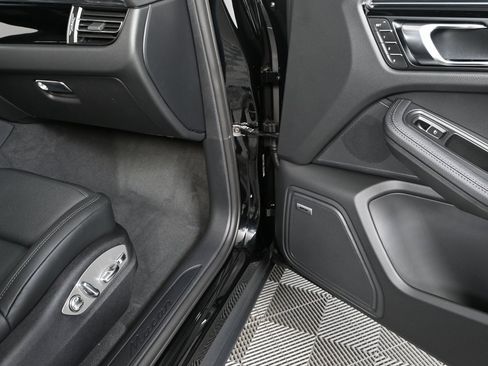 New 2026 Porsche Macan image 24