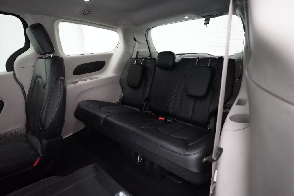 Used 2024 Chrysler Pacifica Touring-L AWD/4WD image 17