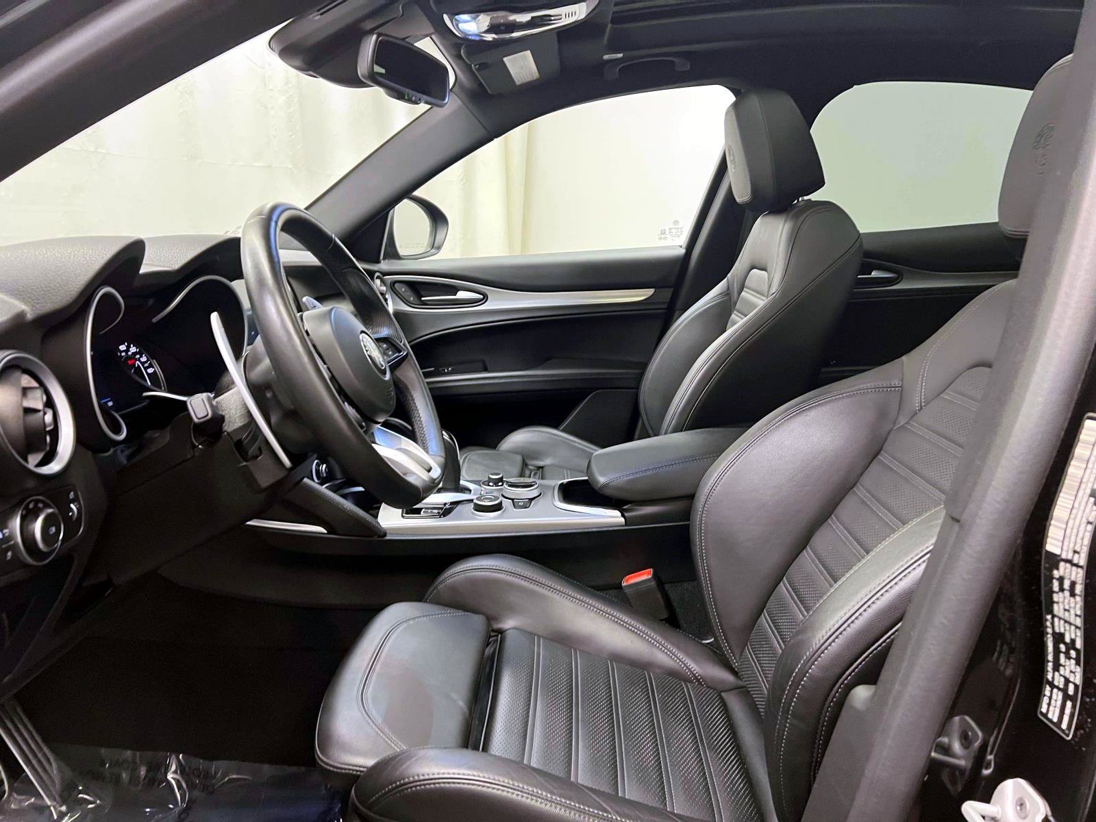 Used 2023 Alfa Romeo Stelvio Veloce AWD/4WD image 16