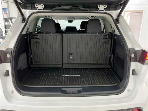 Used 2023 Toyota Highlander LE FWD image 25