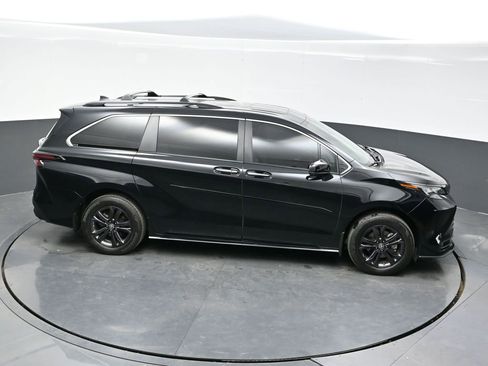 Used 2024 Toyota Sienna XLE Woodland Edition image 30