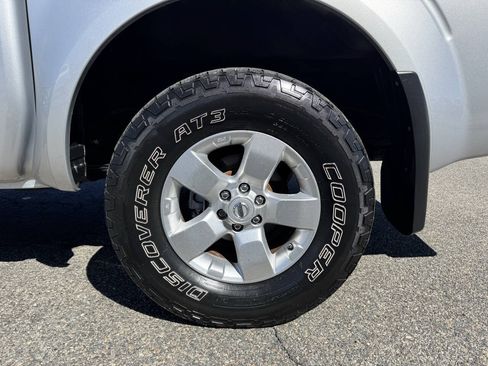 Used 2011 Nissan Frontier SV AWD/4WD image 6
