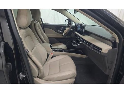 Used 2024 Lincoln Corsair AWD w/ Towing Package image 7