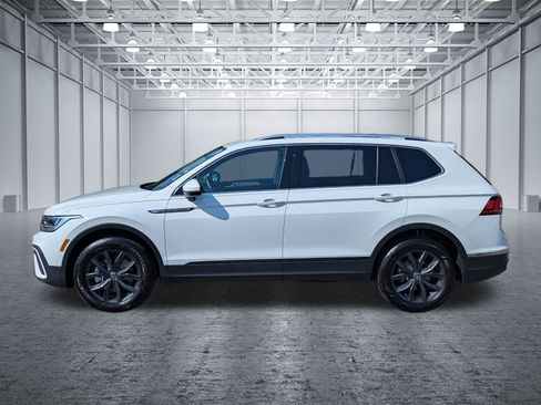 Used 2024 Volkswagen Tiguan SE w/ Panoramic Sunroof Package AWD/4WD image 2