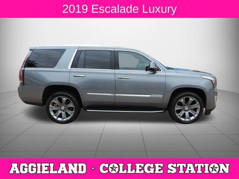 Used 2019 Cadillac Escalade Luxury AWD/4WD image 2