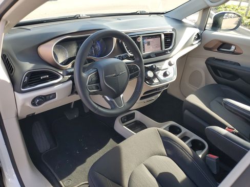 Used 2023 Chrysler Voyager LX image 28