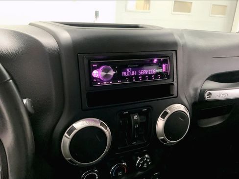 Used 2018 Jeep Wrangler Unlimited Sahara image 21