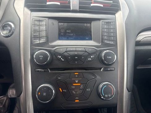 Used 2018 Ford Fusion SE FWD image 9