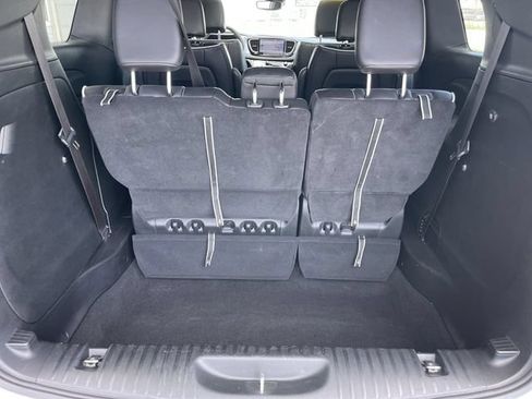 Used 2026 Chrysler Pacifica Limited FWD image 25