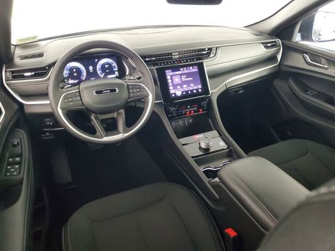 Used 2025 Jeep Grand Cherokee Laredo X image 15