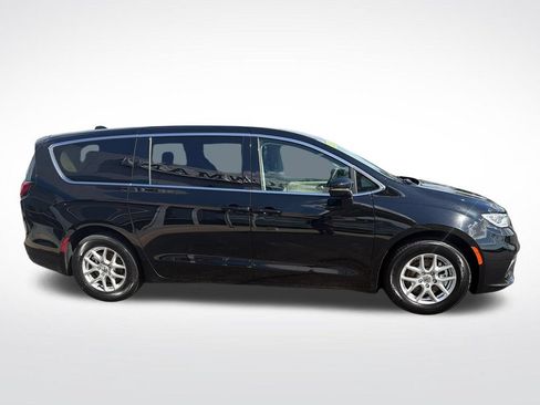 Used 2024 Chrysler Pacifica Touring-L FWD image 6
