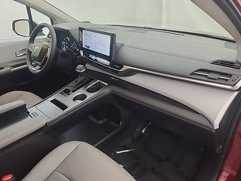 Used 2026 Toyota Sienna XLE FWD image 15