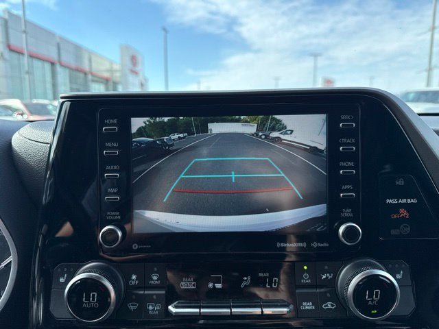 Used 2021 Toyota Highlander XLE AWD/4WD image 33