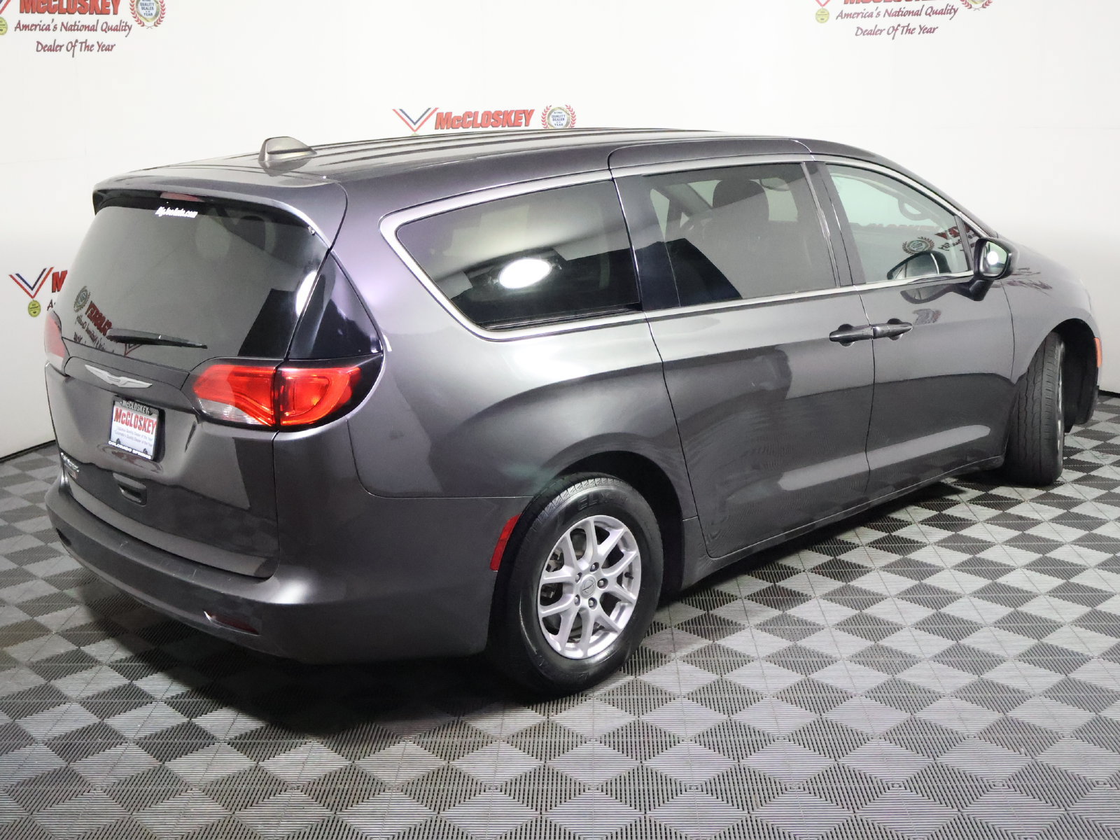 Used 2023 Chrysler Voyager LX FWD image 4