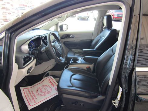 Used 2023 Chrysler Pacifica Touring-L FWD image 24