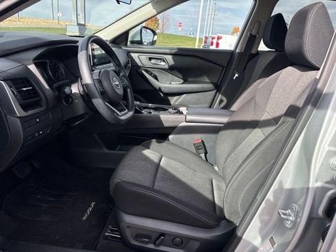 Used 2024 Nissan Rogue SV image 9