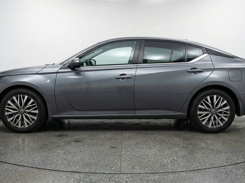 Used 2025 Nissan Altima 2.5 SV FWD image 5