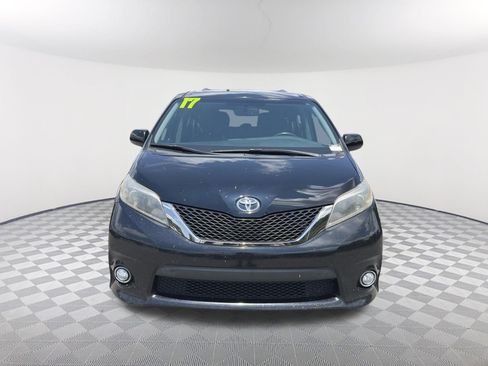 Used 2017 Toyota Sienna SE FWD image 2