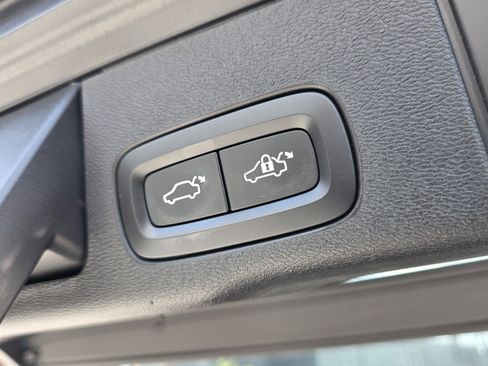 Used 2019 Volvo XC60 T6 Momentum w/ Multimedia Package image 20