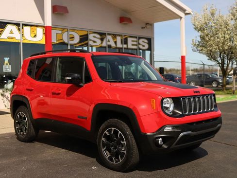 Used 2023 Jeep Renegade Latitude AWD/4WD image 3