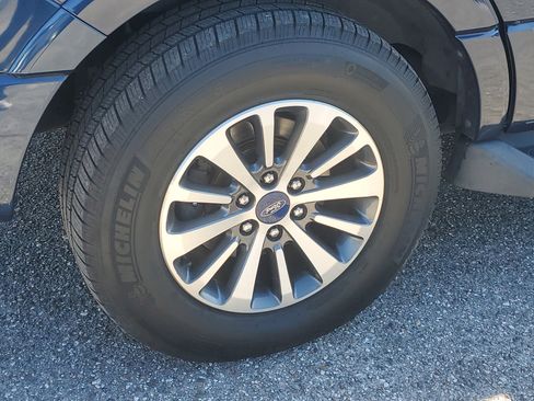 Used 2017 Ford Expedition XLT image 5