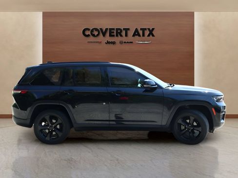 Used 2023 Jeep Grand Cherokee Altitude RWD image 6