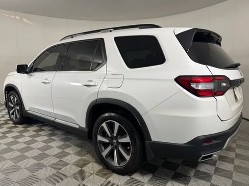 Used 2025 Honda Pilot Touring image 8