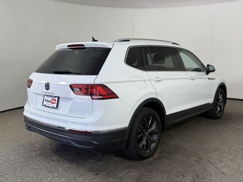 Used 2022 Volkswagen Tiguan SE w/ Panoramic Sunroof Package FWD image 9