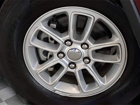 Used 2019 Jeep Grand Cherokee Laredo image 14