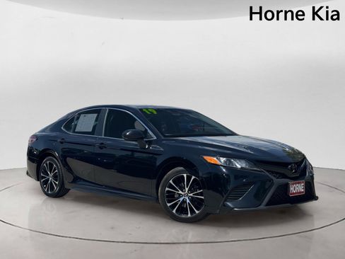 Used 2019 Toyota Camry SE FWD image 2