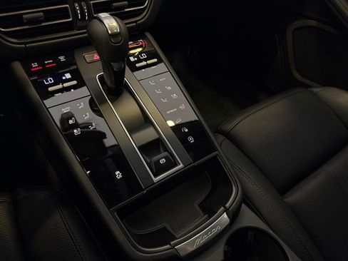 Used 2026 Porsche Macan AWD/4WD image 19